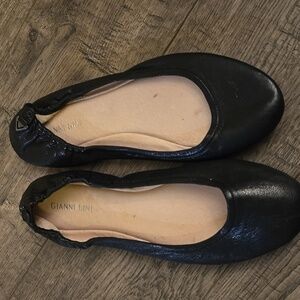 Gianni Bini Kayson Leather Flats in Black - Size 9